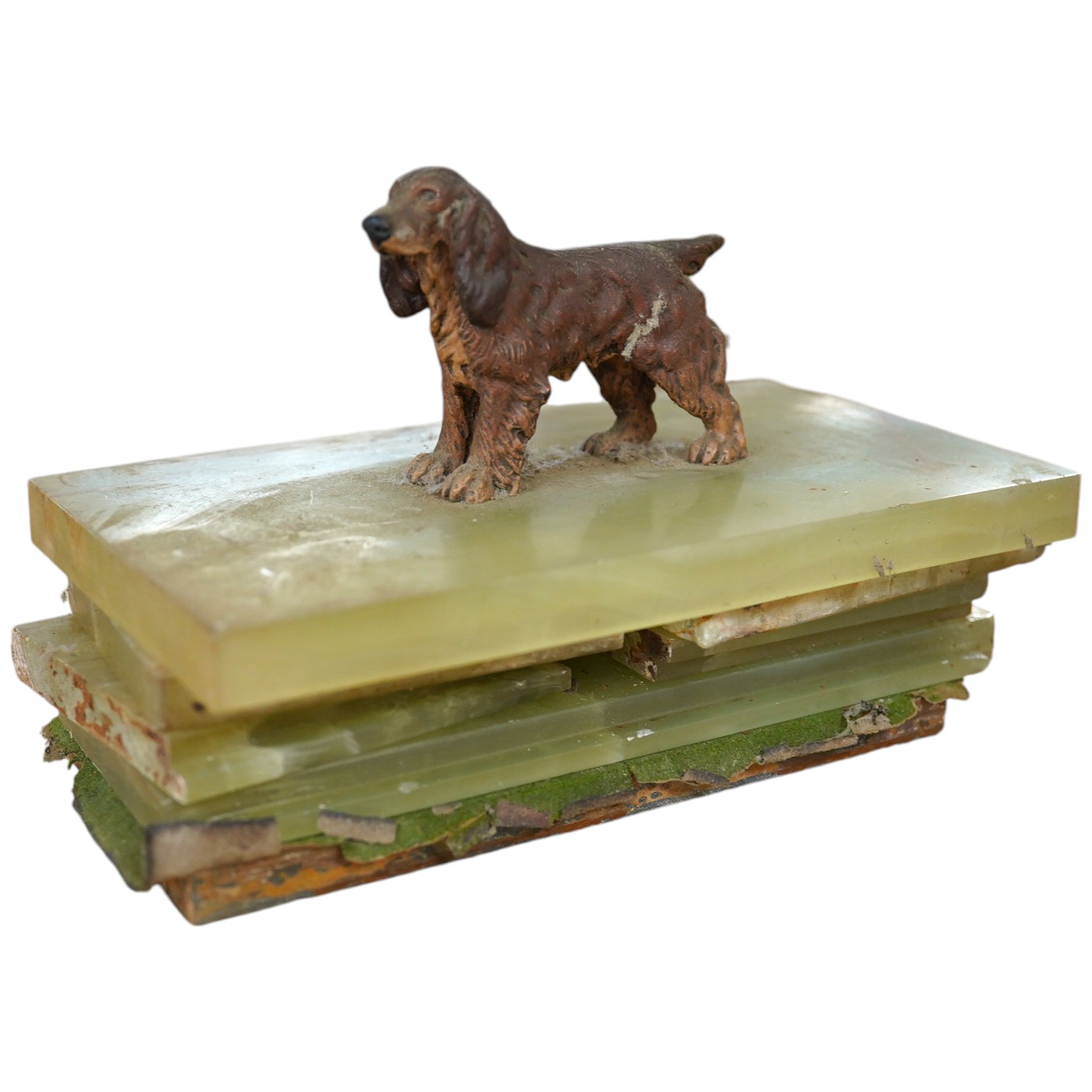 An Art Deco green onyx box, the lid surmounted with a cold painted bronze spaniel, flat packed joints need reglueing,16.5cm wide